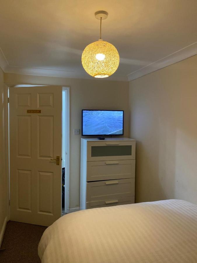 Lovely 2 Bed Flat/Apt In East London- Nice Estate. Dagenham Exterior foto